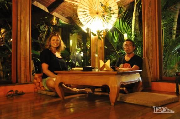 Jantando em famoso restaurante de comida oriental na Praia do Rosa, litoral sul de Santa Catarina